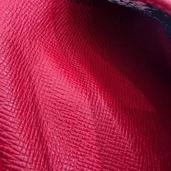 Louis Vuitton - Picture 5 of 17